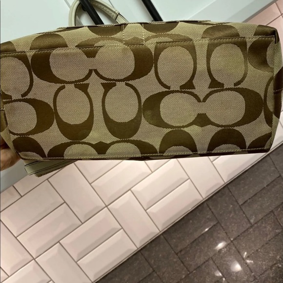 Coach shoulder purse - Picture 4 of 6